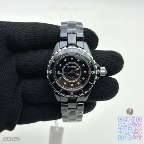 HT공장 샤넬 J12 블랙세라믹 12포인트다이얼 33mm 여성용 세라믹브레이슬릿 솔리드백 J12 33mm Black Korea Ceramic EAST Factory 1:1 Best Edition Black Dial Diamonds Markers on Bracelet Swiss Quartz KOR EAST공장